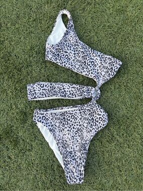 ✨SOAH white and black leopard print monokini